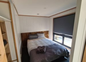 MT Rumney Escapes House 5 King-Size Bed